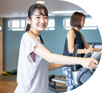 笑顔でトレーニングを楽しむ女性