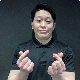 指ハートをするENEGYMのトレーナー